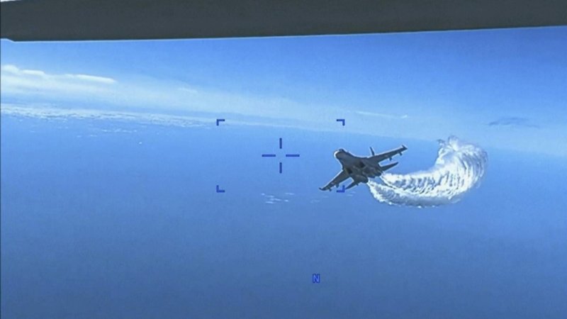 Самолет над водой
