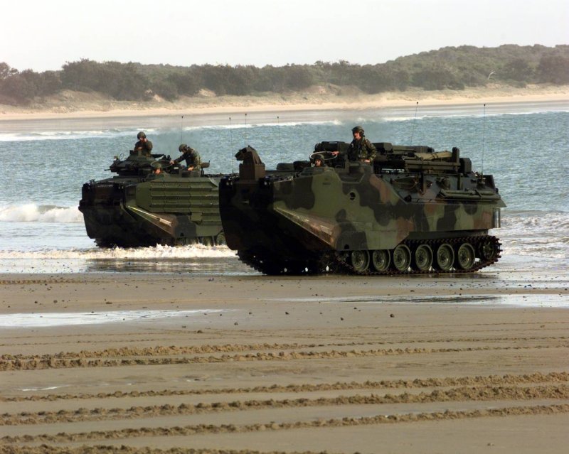 Машины-амфибии AAV-7
