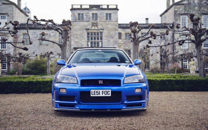 Nissan Skyline GTR r34 спереди