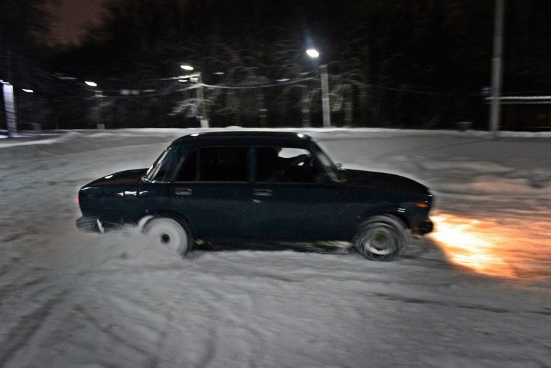 ВАЗ 2107 черная зимой
