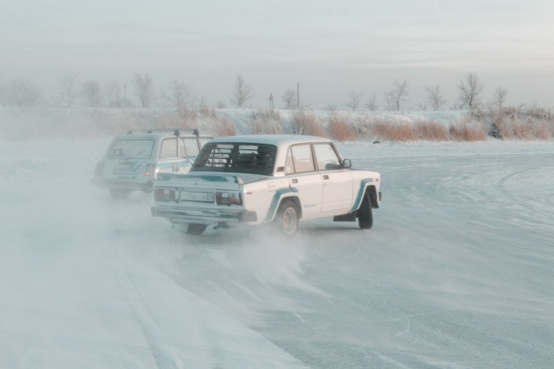 Белая ВАЗ 2107 зимний дрифт