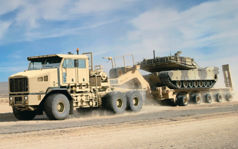 M1070 Oshkosh тягач