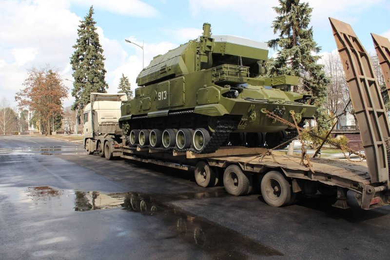 Перевозка военной техники на трале