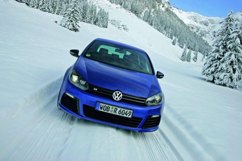 White Volkswagen Golf 4 Winter