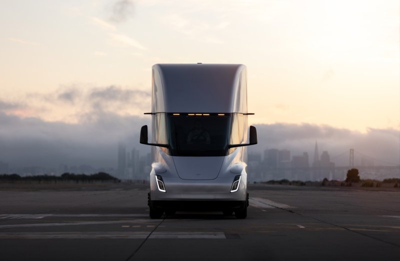 Электрический грузовик Tesla Semi