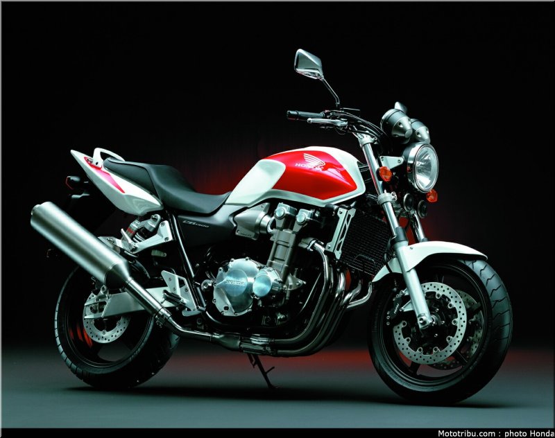 Honda CB 400 С мотоциклистом