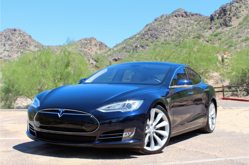 Машина Tesla model s