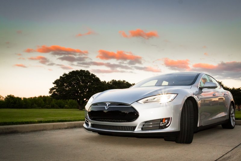 Седан Tesla model 3