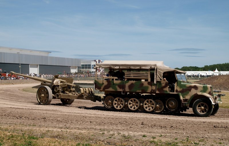 Немецкий полугусеничный тягач SD KFZ 7