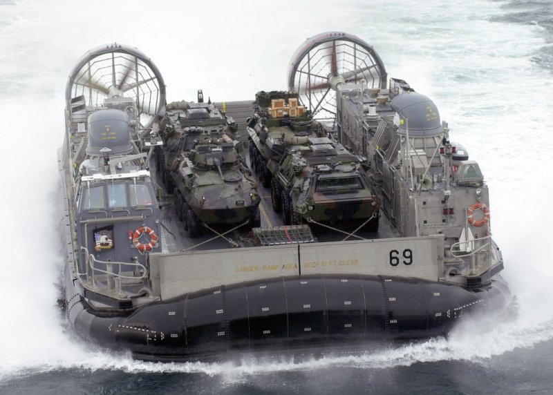 Десантный катер LCAC