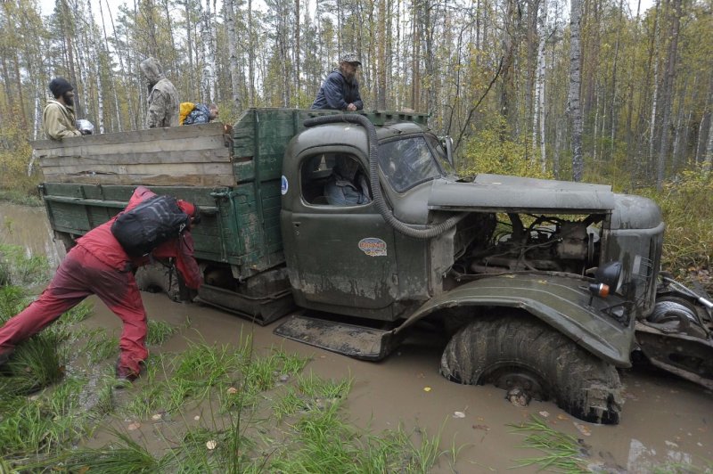 ЗИЛ 130 В грязи