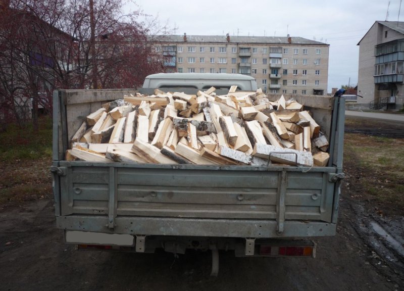 Грузовик груженный дровами