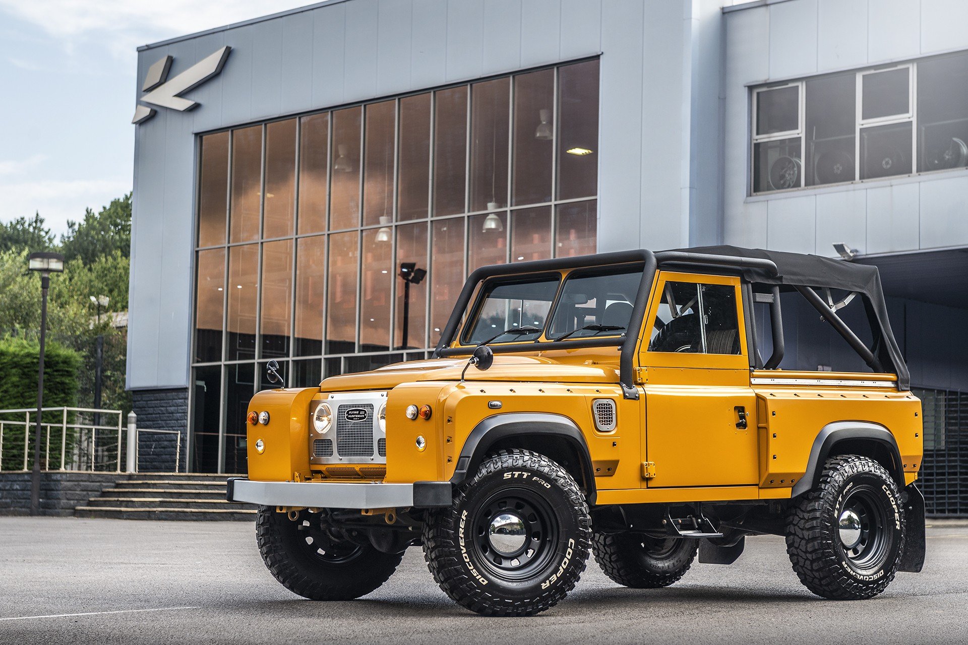 Дефендер 90. Defender 90 Kahn. Land Rover Defender 90 оранжевый. Ленд Ровер Дефендер желтый.