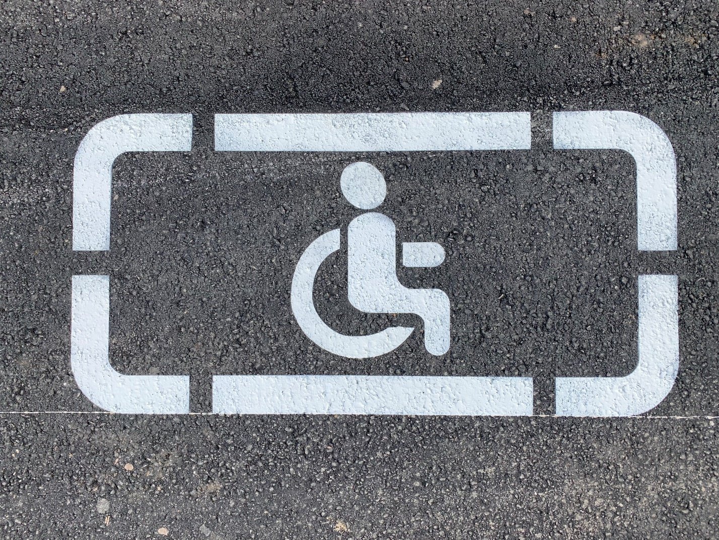 Каким инвалидам можно парковаться. Стоянка для инвалидов. Разметка стоянка для инвалидов. Дорожная разметка парковка для инвалидов. Разметка для инвалидов на парковке.