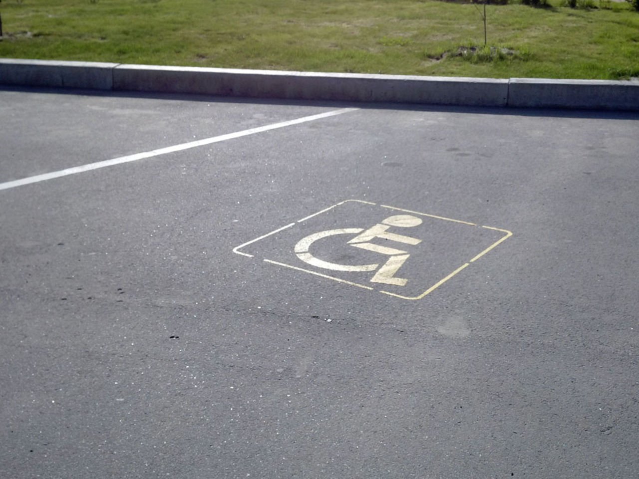 Машиноместа для инвалидов. Парковочное место для инвалидов. Разметка для инвалидов на парковке. Место для инвалидов на парковке. Разметка место для инвалида.