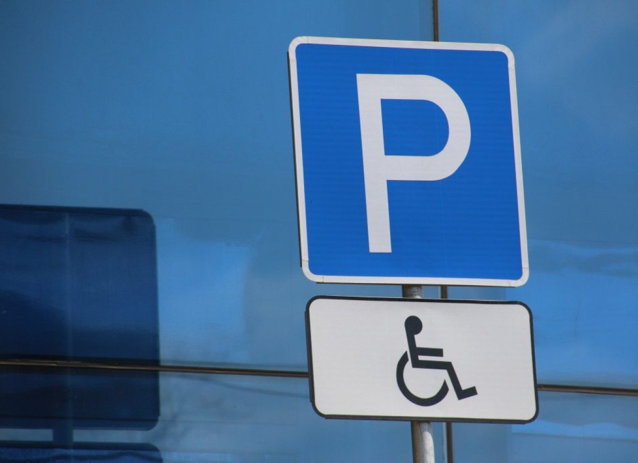Можно ли парковаться инвалидам на платной парковке. Знак стоянка для инвалидов. Табличка парковка для инвалидов. Знак место стоянки для инвалидов. Значок парковка для инвалидов.