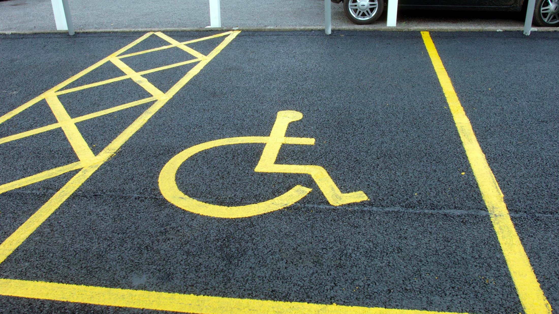 Разметка мест парковки. Парковка для МГН. Парковочное место инвалида колясочника. Разметка стоянка для инвалидов. Разметка для инвалидов на парковке.