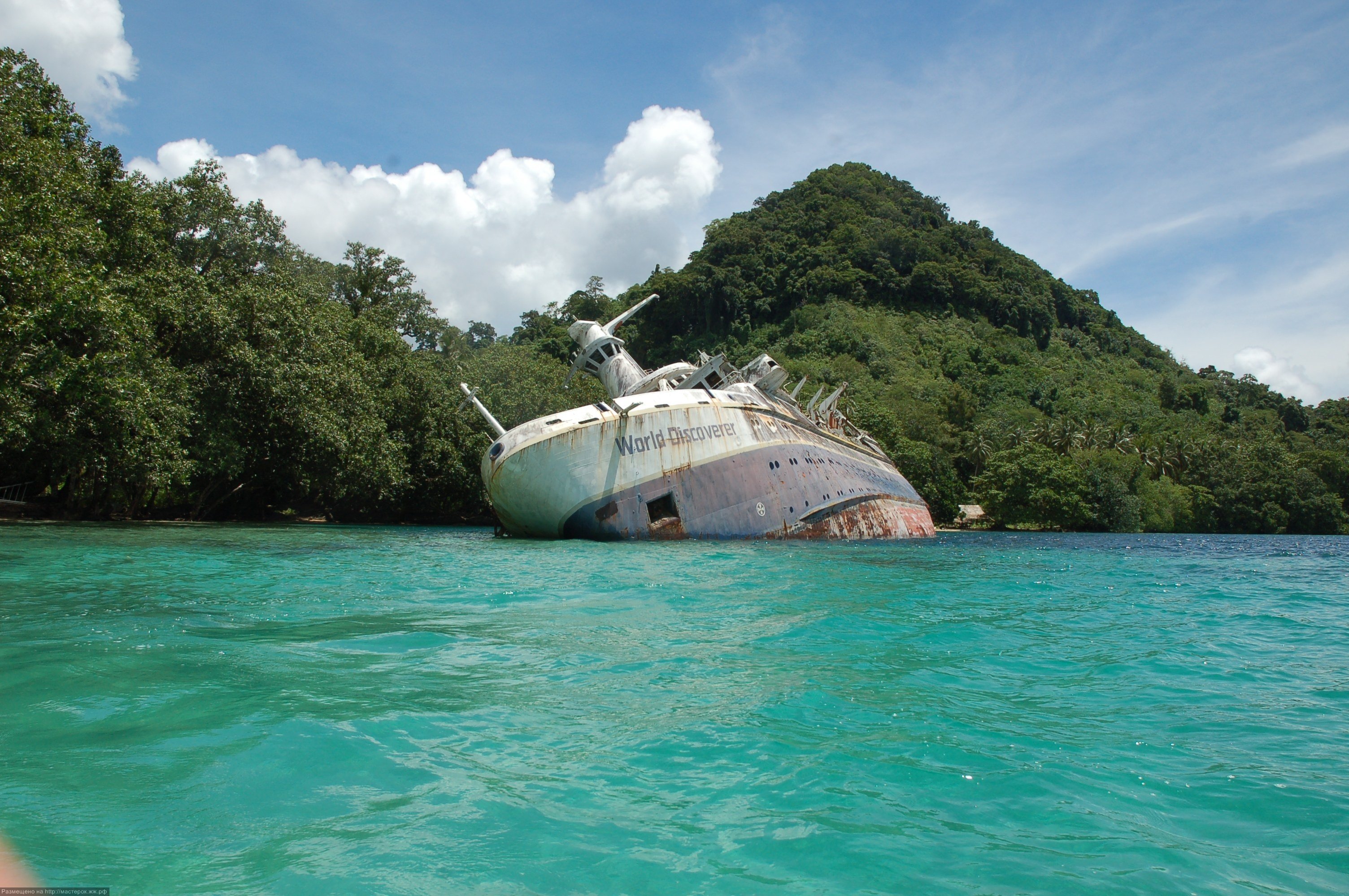 Корабль на необитаемом острове. Корабль "World Discoverer", Соломоновы острова. Заброшенный круизный лайнер World Discoverer. Соломоновы острова.. World Discoverer у Соломоновых островов. Затонувший корабль World Discoverer.