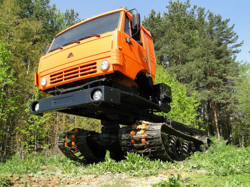 Гусеничный снегоболотоход Урал