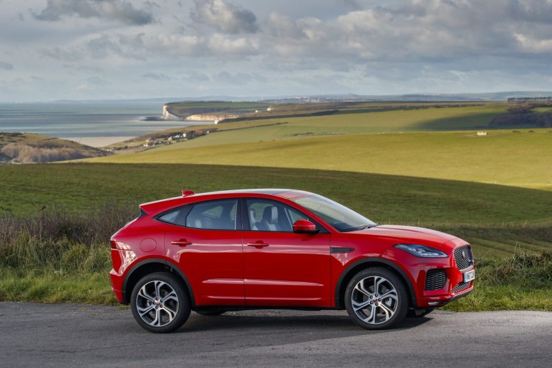 Jaguar e-Pace красный