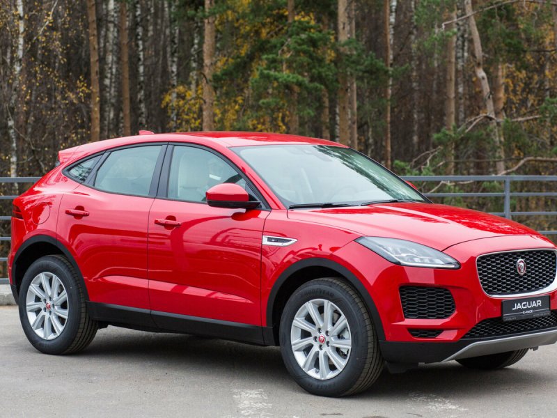 Jaguar e-Pace 2021 красный