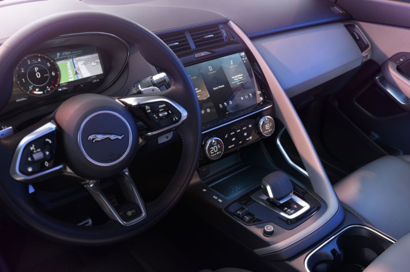 Jaguar e-Pace 2021 салон