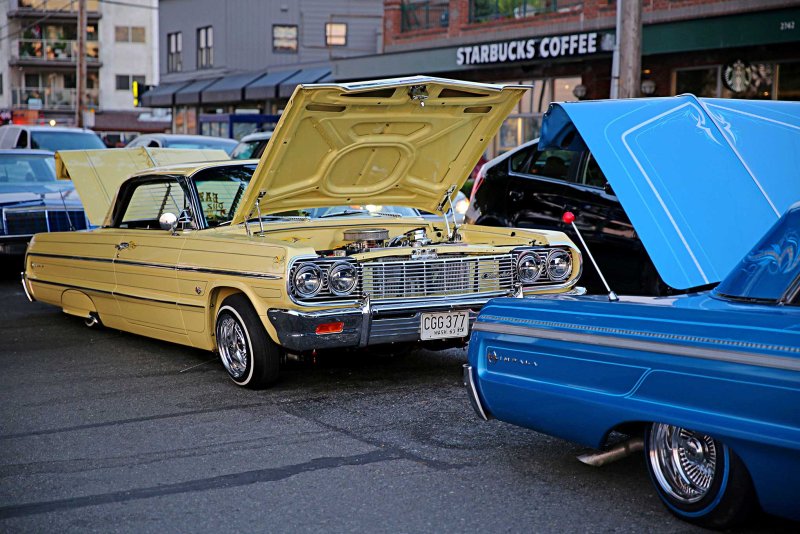 Лоурайдер Chevrolet Impala жёлтая