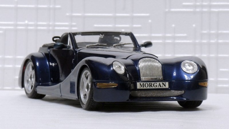 Легковой автомобиль Bburago Morgan Aero 8 (18-12050) 1:18 24 см