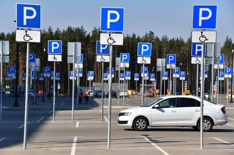 Место для инвалидов на парковке