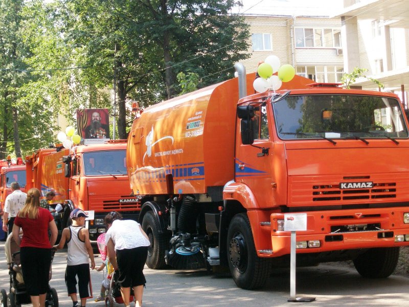 Коммунальная машина оранжевый цвет.