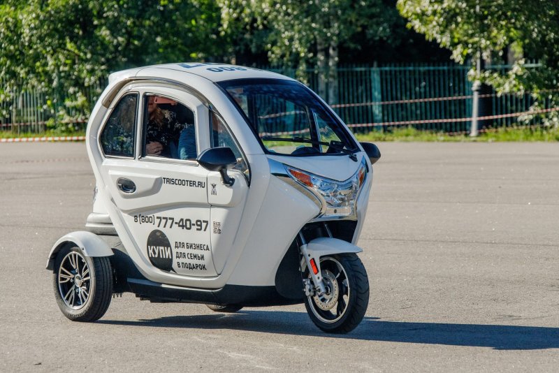Трицикл с кабиной Electro-Triscooter ELEJULI 2000-01 W