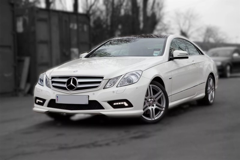 Mercedes Benz e class белый