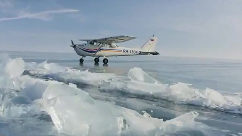 Самолёт который приземляется на лед