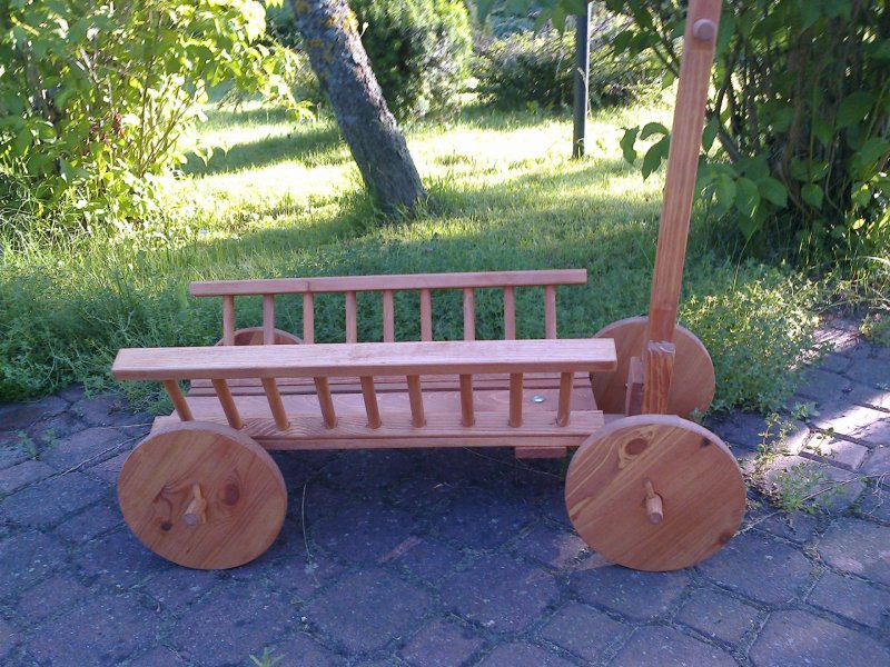 Деревянная тачка клумба