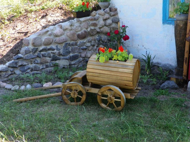 Украшение сада декоративной тележкой