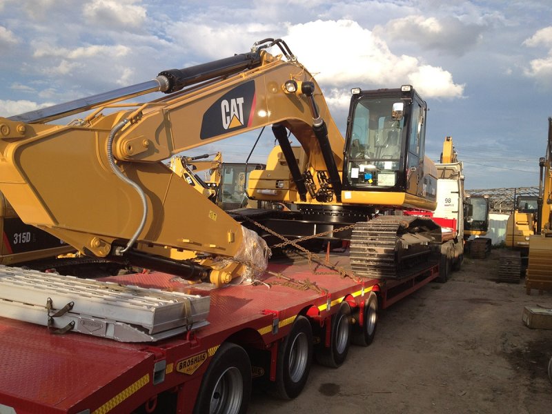 Экскаватор Caterpillar 320 на трале