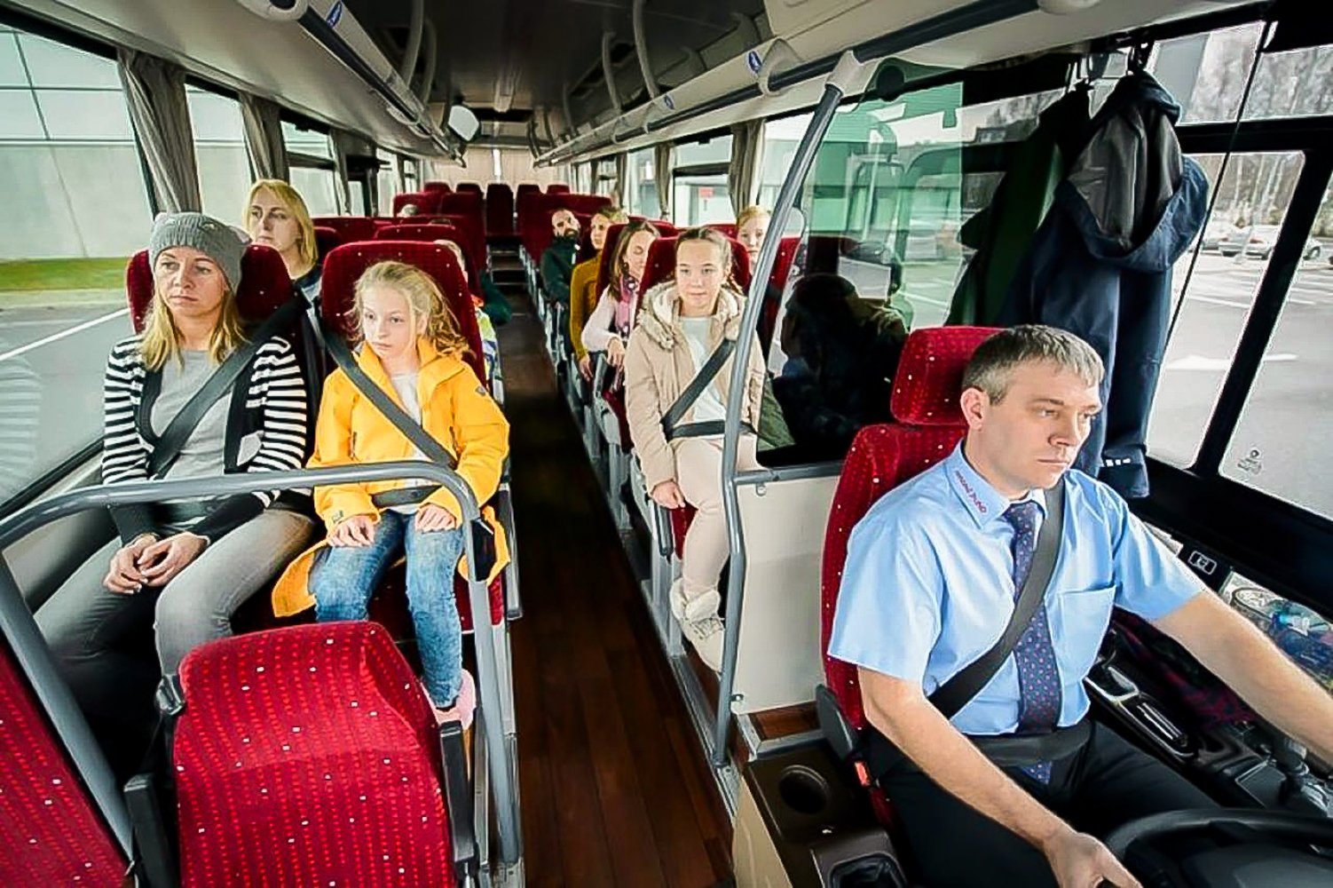 Аренда автобуса с водителем для детей. Пассажиры в автобусе. Дети в автобусе пристегнутые. Пассажиры общественного транспорта. Ремни безопасности в автобусе.