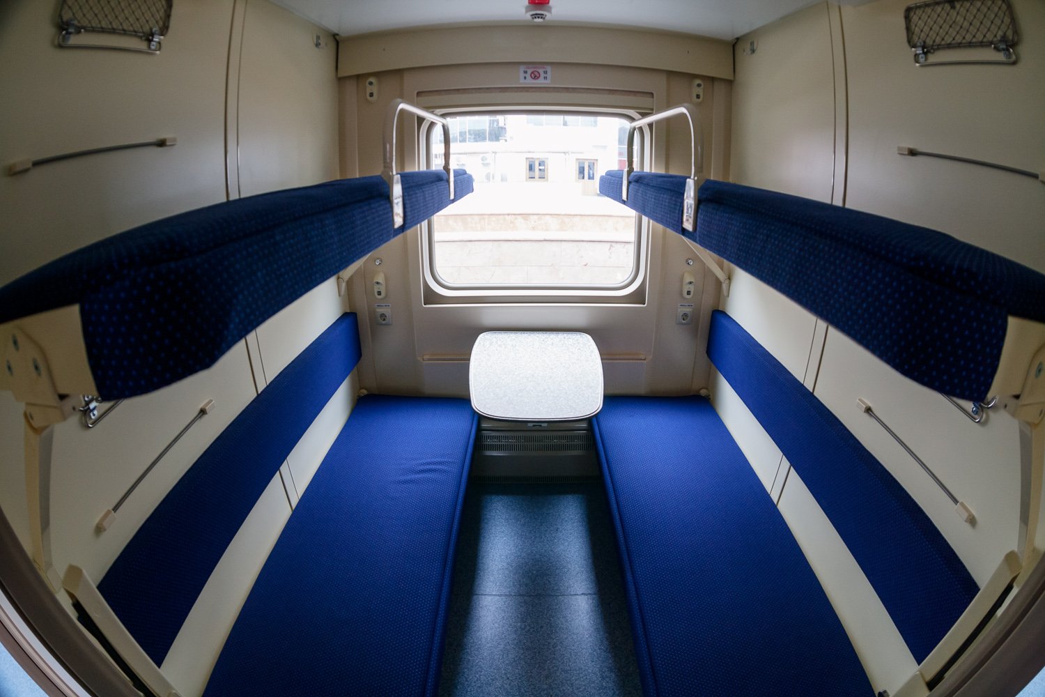 двухэтажный поезд москва симферополь фото внутри купе