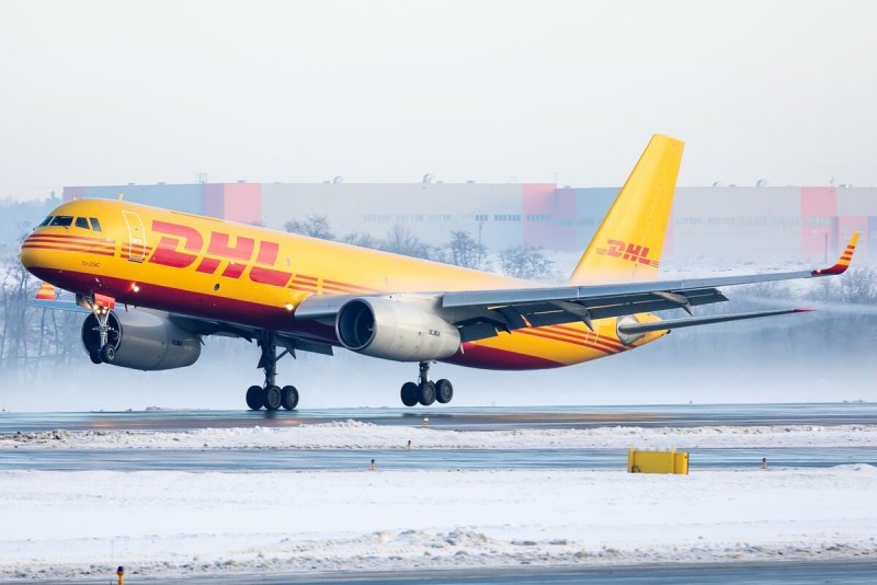Самолет DHL ту-204