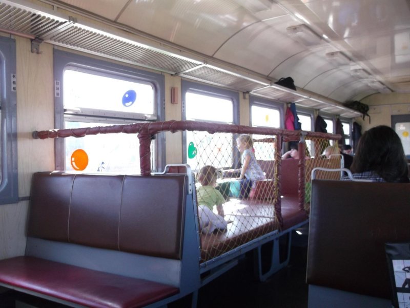 Лавки в электричке