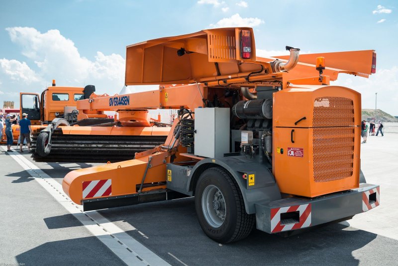 Подметально-уборочная машина Overaasen rs400