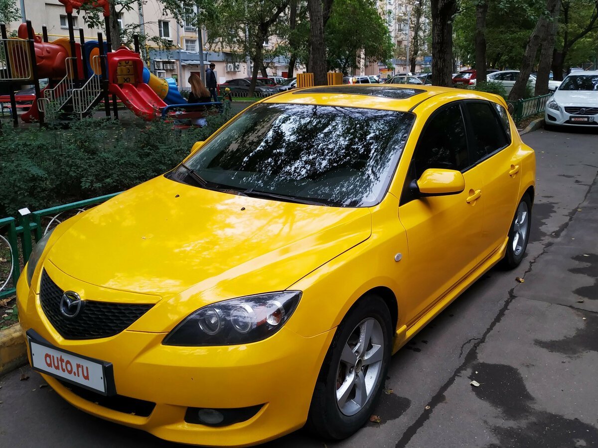 Три желтых машин. Мазда 3 желтая хэтчбек. Мазда 3 2004 седан желтый. Мазда 3 2007 желтая седан. Mazda 3 MPS Yellow.