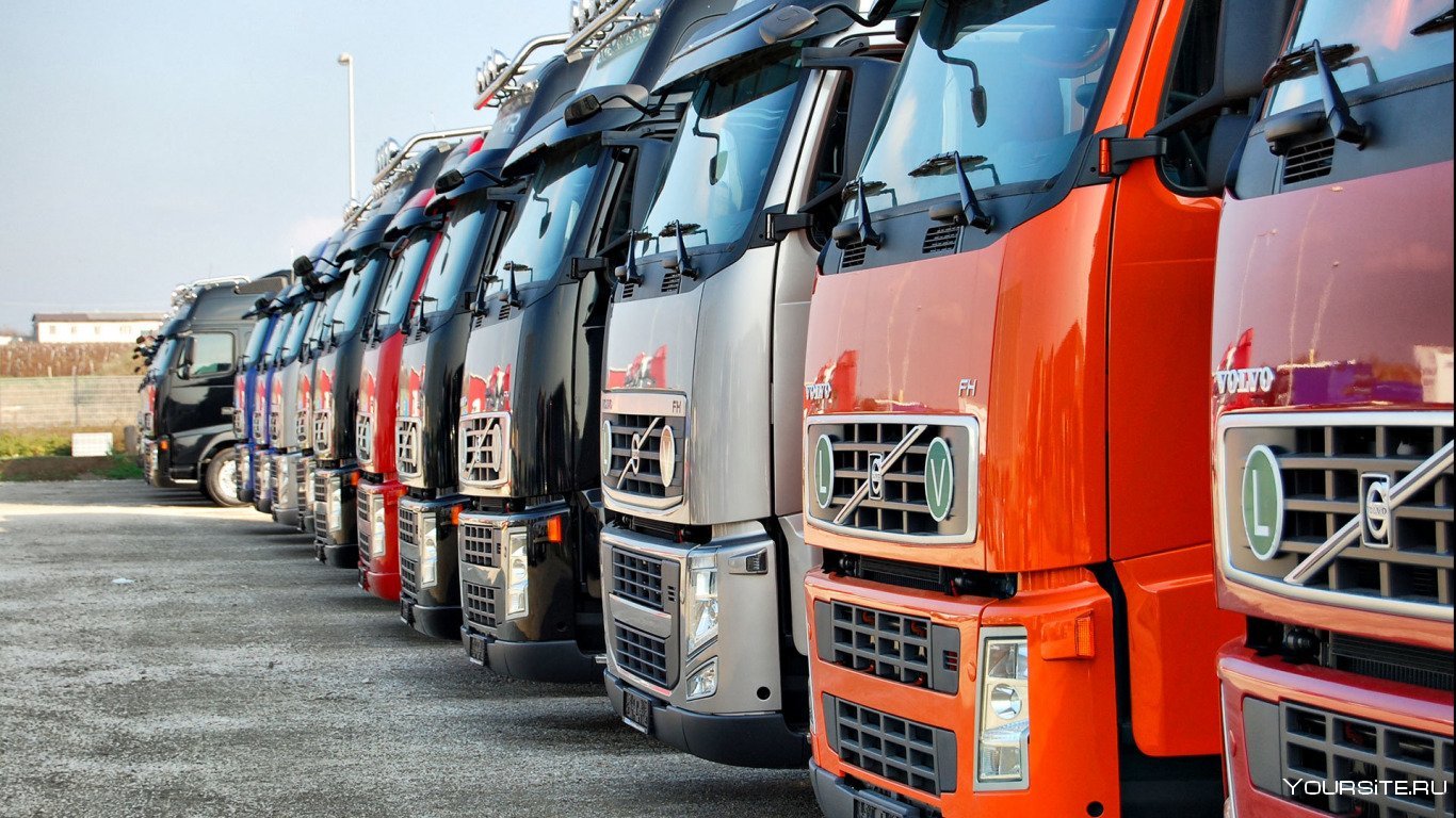 Стоянка большегрузов. Автопарк Volvo FH. Вольво колонна грузовая. Вольво фуры в ряд. Автопарк грузовых автомобилей.