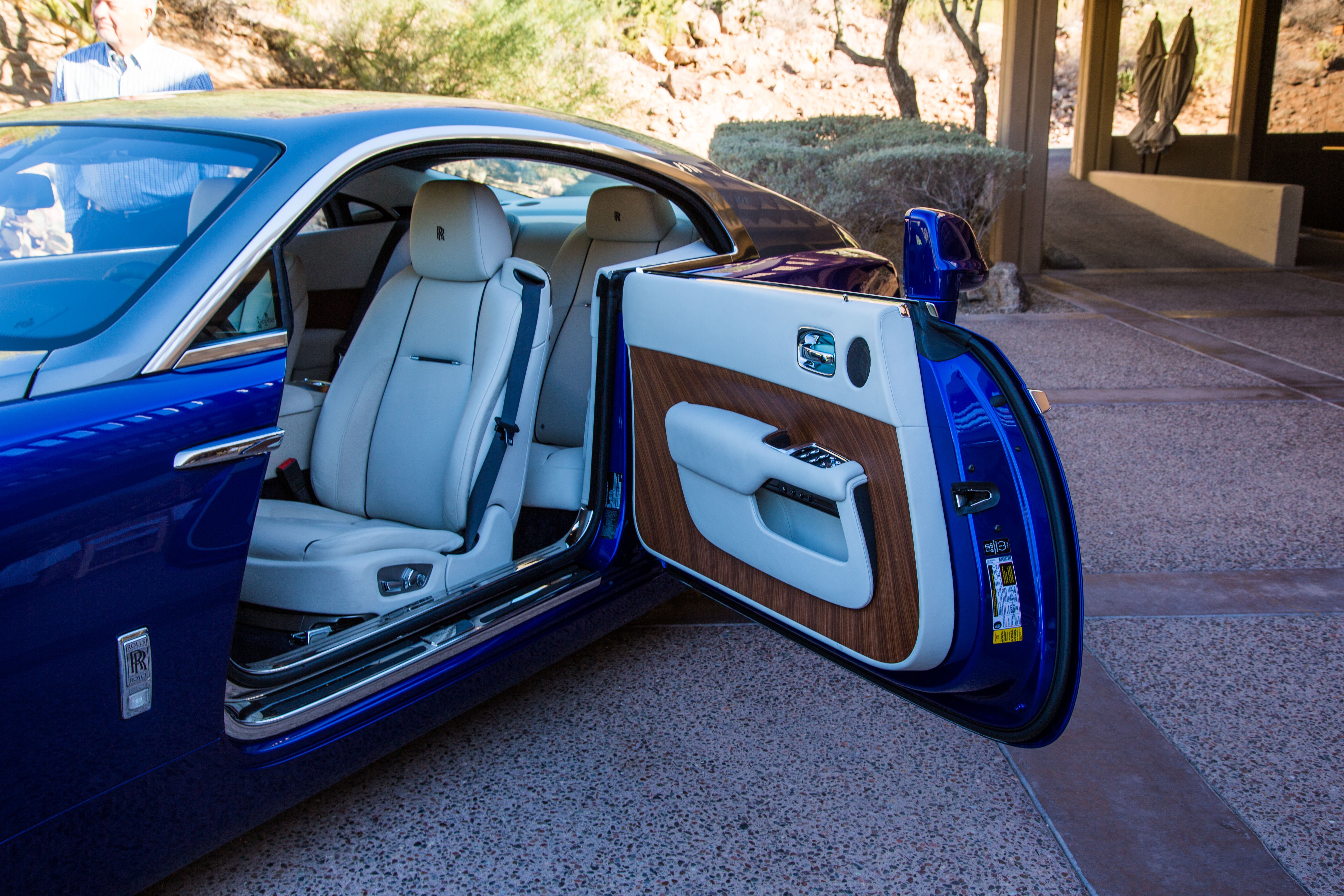 Открыть дверь видное. Rolls Royce Wraith двери. Rolls Royce Wraith открытые двери. Rolls Royce Wraith багажник. Тесла и Роллс Ройс.