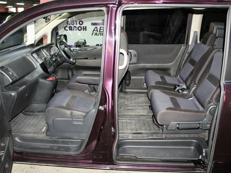 Nissan Serena III (c25) салон