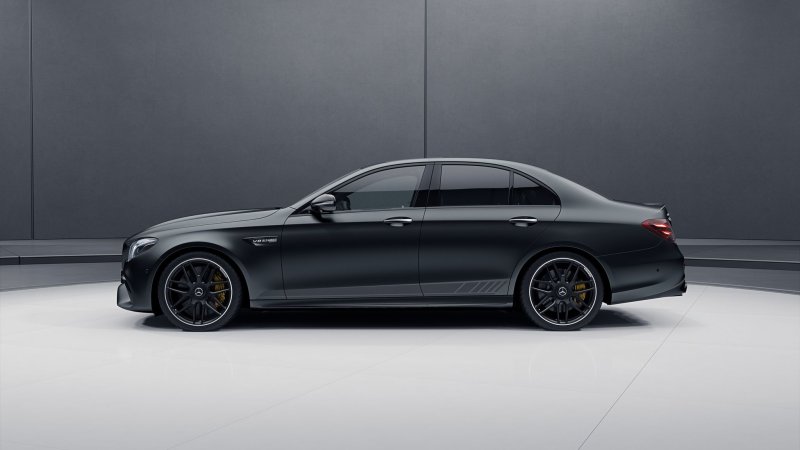 Mercedes AMG 63 сбоку