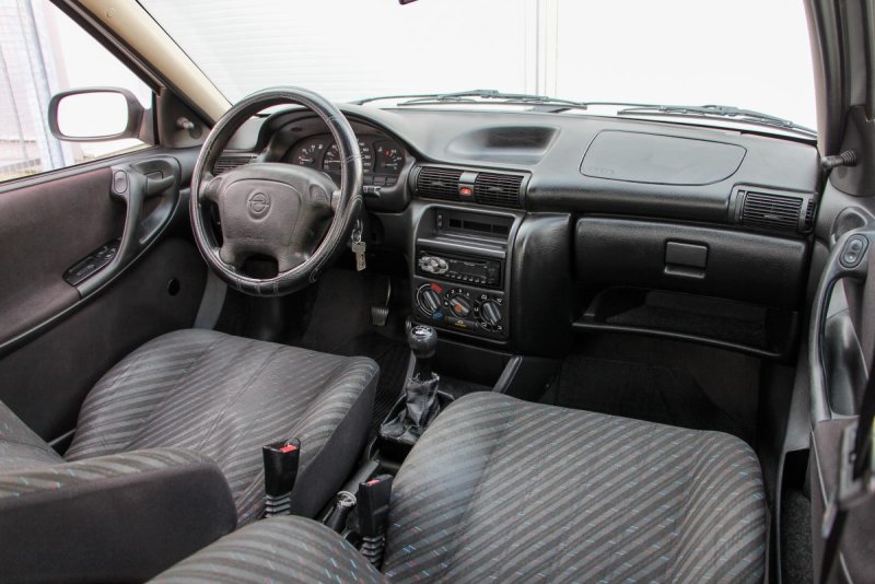 Opel Astra, 1993 салон