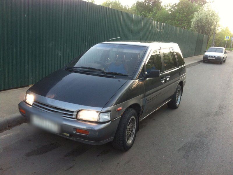 Nissan Prairie m11