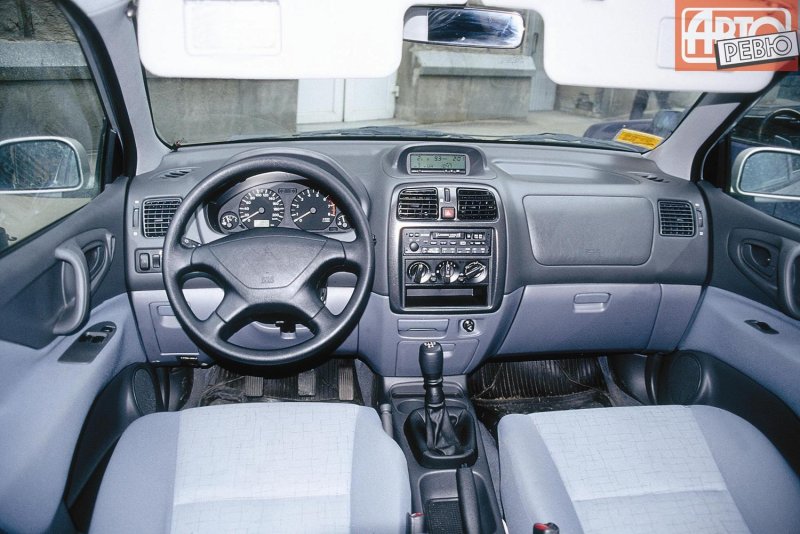 Mitsubishi Space Star 2002 салон