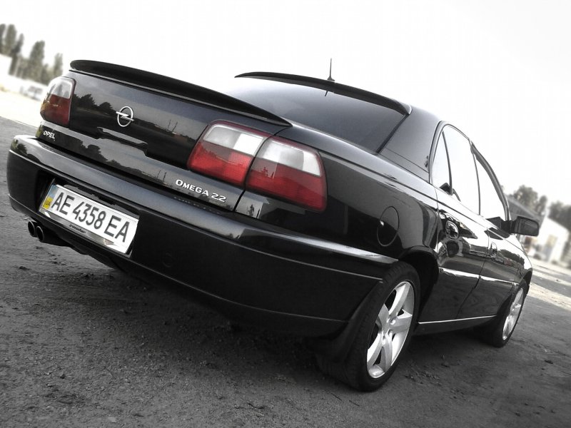 Opel Omega чёрная тонированная